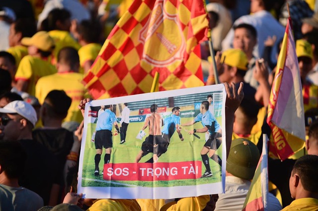 CĐV cổ vũ phản cảm, BTC trận đấu của CLB Nam Định nhận án phạt từ Ban kỷ luật VFF - Ảnh 1.