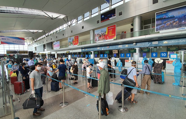 Du khách làm thủ tục tại sân bay quốc tế Đà Nẵng để rời Đà Nẵng, bay về Hà Nội vào ngày 12/8.