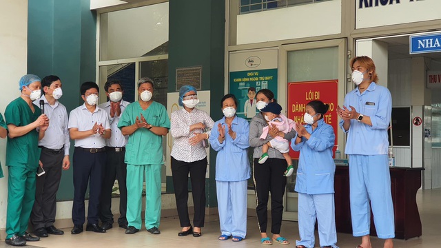 Thêm 10 bệnh nhân Covid-19 điều trị tại Đà Nẵng khỏi bệnh và xuất viện  - Ảnh 1.