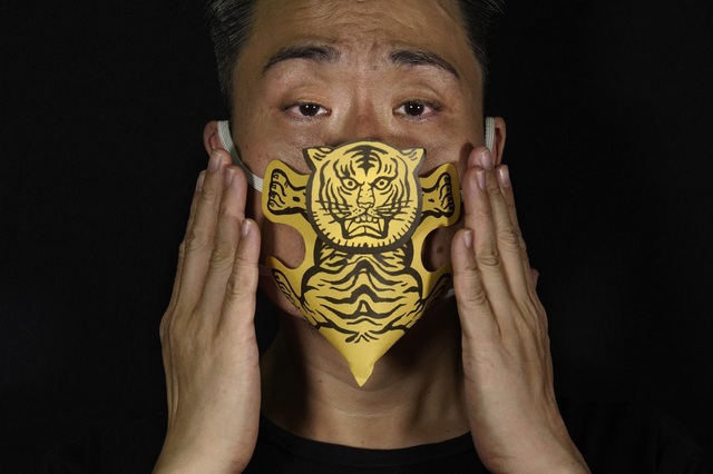 Nghệ sỹ sân khấu thiết kế gần 200 mẫu khẩu trang &quot;độc nhất vô nhị&quot; về dịch bệnh và chính trị Hong Kong - Ảnh 3.