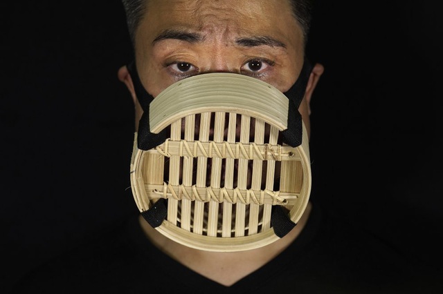 Nghệ sỹ sân khấu thiết kế gần 200 mẫu khẩu trang &quot;độc nhất vô nhị&quot; về dịch bệnh và chính trị Hong Kong - Ảnh 10.