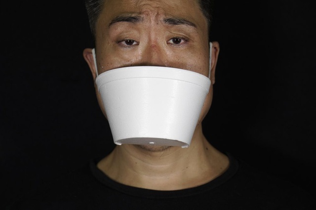Nghệ sỹ sân khấu thiết kế gần 200 mẫu khẩu trang &quot;độc nhất vô nhị&quot; về dịch bệnh và chính trị Hong Kong - Ảnh 11.