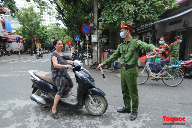 Hà Nội: Xử phạt hàng loạt trường hợp không đeo khẩu trang nơi công cộng - Ảnh 3.