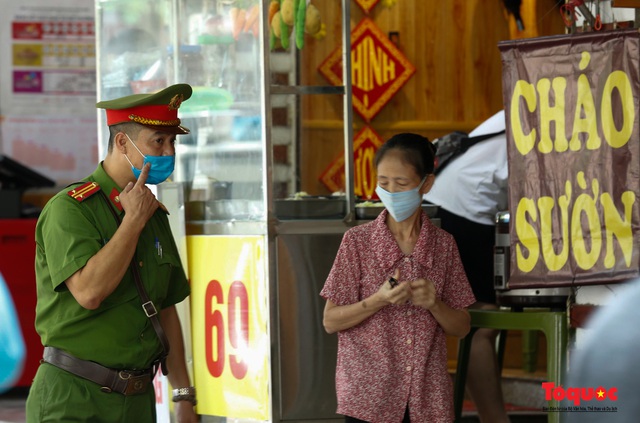 Hà Nội: Xử phạt hàng loạt trường hợp không đeo khẩu trang nơi công cộng - Ảnh 14.