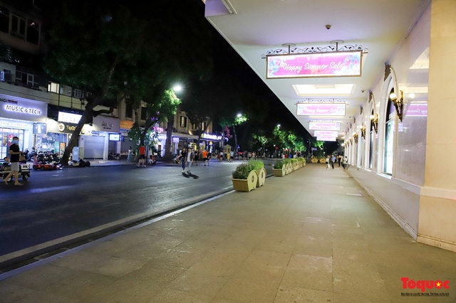 Hàng quán ế khách, phố đi bộ Hà Nội vắng người ngày cuối tuần - Ảnh 2.