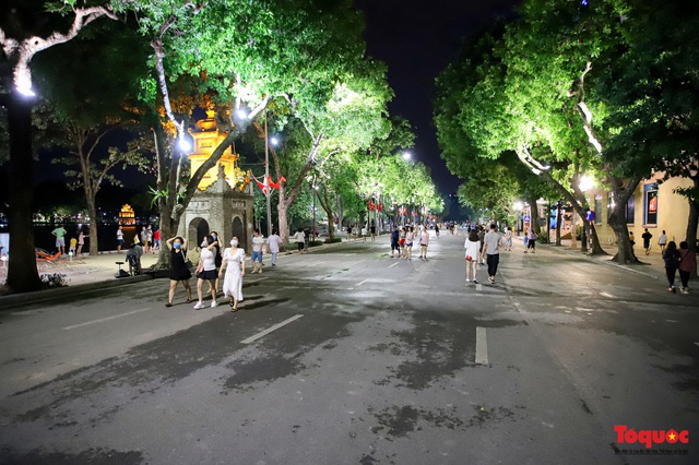 Hàng quán ế khách, phố đi bộ Hà Nội vắng người ngày cuối tuần - Ảnh 6.