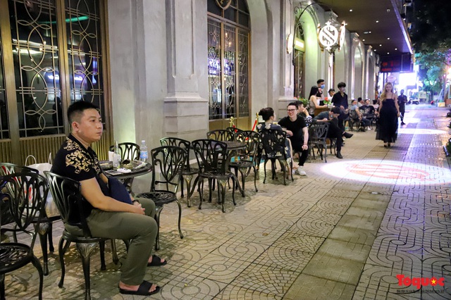 Hàng quán ế khách, phố đi bộ Hà Nội vắng người ngày cuối tuần - Ảnh 8.