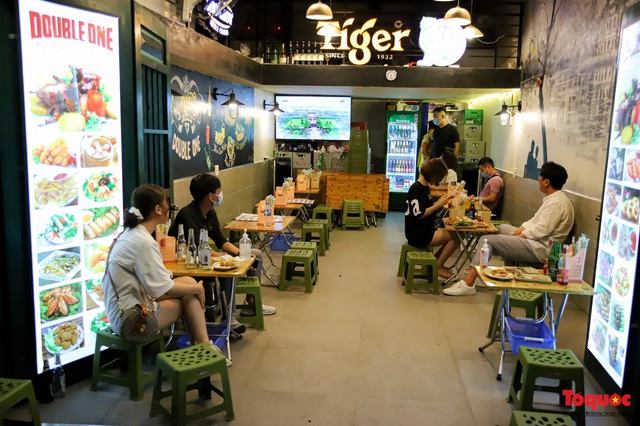 Hàng quán ế khách, phố đi bộ Hà Nội vắng người ngày cuối tuần - Ảnh 11.