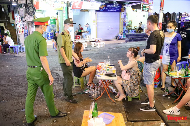 Hàng quán ế khách, phố đi bộ Hà Nội vắng người ngày cuối tuần - Ảnh 14.