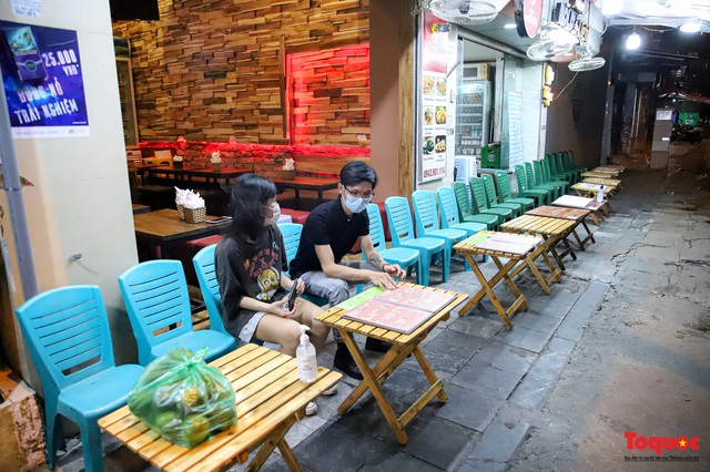 Hàng quán ế khách, phố đi bộ Hà Nội vắng người ngày cuối tuần - Ảnh 10.