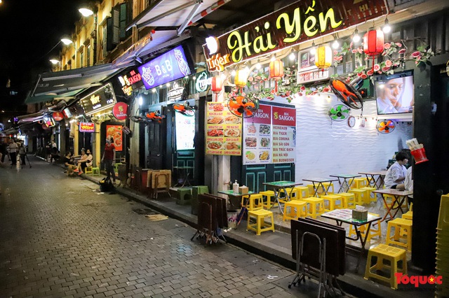 Hàng quán ế khách, phố đi bộ Hà Nội vắng người ngày cuối tuần - Ảnh 17.