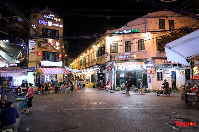 Hàng quán ế khách, phố đi bộ Hà Nội vắng người ngày cuối tuần - Ảnh 9.