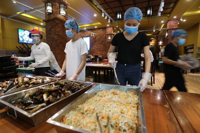Nhóm có hơn 100 thành viên là ông chủ, quản lý cấp cao của các nhà hàng lớn đang hoạt động ở Đà Nẵng tham gia, với tinh thần ai có gì góp nấy. Sáng 1/8, bếp của Da Nang Kitchen đã đỏ lửa và bắt đầu cung cấp những suất cơm đầu tiên cho tâm dịch.