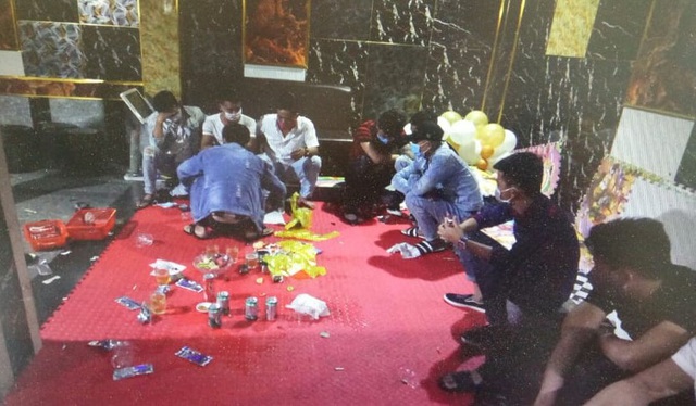14 thanh niên dương tính ma túy trong tiệc sinh nhật dưới hầm quán karaoke - Ảnh 1.