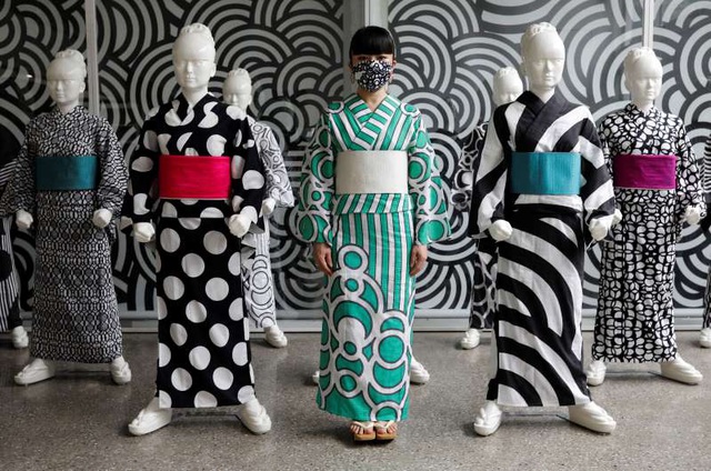 Nữ nghệ nhân làm kimono Nhật Bản tìm cách bảo tồn nghề giữa bão COVID-19 - Ảnh 1.