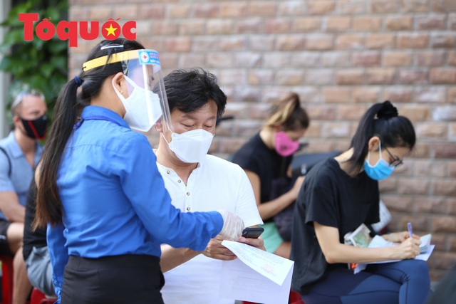 Lấy mẫu xét nghiệm SARS-CoV-2 cho hàng ngàn người nước ngoài đang sinh sống tại Đà Nẵng   - Ảnh 10.