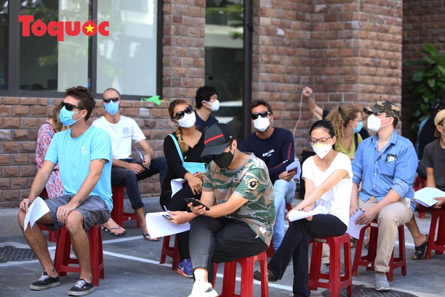 Lấy mẫu xét nghiệm SARS-CoV-2 cho hàng ngàn người nước ngoài đang sinh sống tại Đà Nẵng   - Ảnh 4.