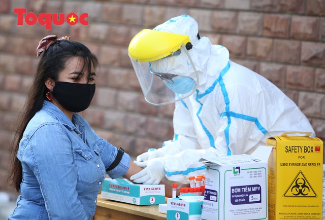 Lấy mẫu xét nghiệm SARS-CoV-2 cho hàng ngàn người nước ngoài đang sinh sống tại Đà Nẵng   - Ảnh 15.