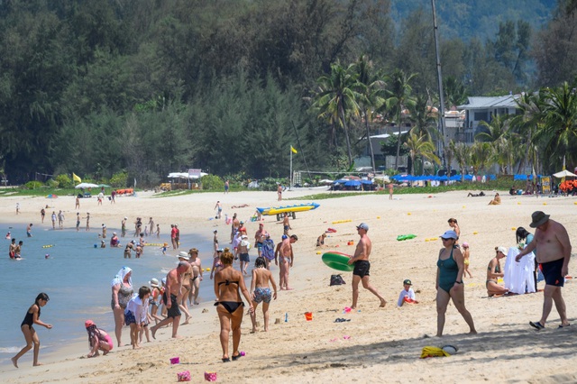 Thái Lan cho phép khách du lịch ở lại dài ngày trên đảo Phuket từ tháng 10 - Ảnh 1. Thái Lan cho phép khách du lịch ở lại dài ngày trên đảo Phuket từ tháng 10 - Ảnh 1.