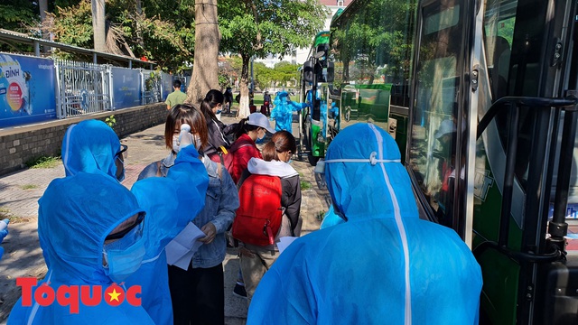 Hàng trăm người dân Quảng Ngãi kẹt ở Đà Nẵng được đón về quê  - Ảnh 11.