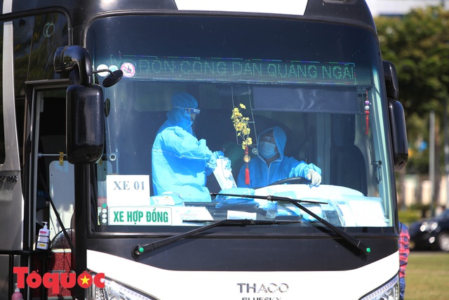 Hàng trăm người dân Quảng Ngãi kẹt ở Đà Nẵng được đón về quê  - Ảnh 15.