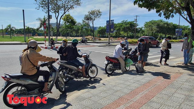 Hàng trăm người dân Quảng Ngãi kẹt ở Đà Nẵng được đón về quê  - Ảnh 3.