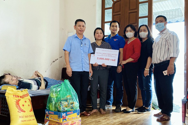Công đoàn Bộ VHTTDL tặng quà cho các gia đình khó khăn tại Thái Bình - Ảnh 2.