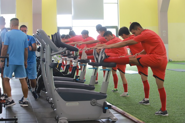 Các cầu thủ U19 Việt Nam &quot;nhăn nhó&quot; với bài tập thể lực - Ảnh 4.