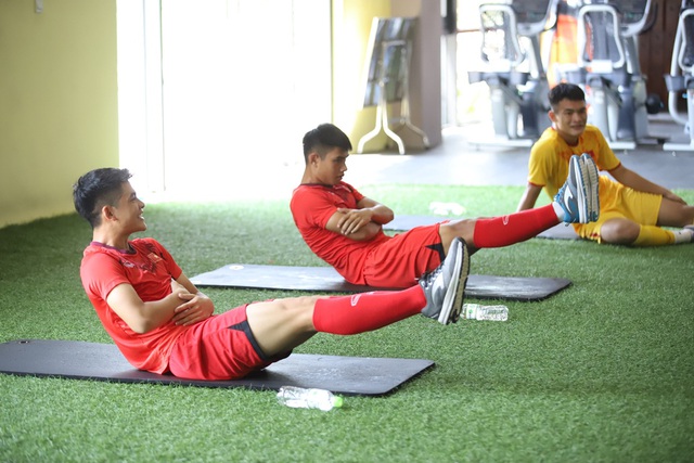 Các cầu thủ U19 Việt Nam &quot;nhăn nhó&quot; với bài tập thể lực - Ảnh 9.