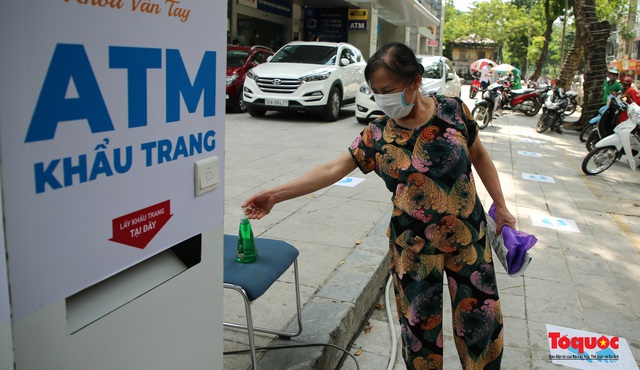 Hà Nội xuất hiện nhiều cây ATM khẩu trang miễn phí chung tay phòng dịch Covid -19 - Ảnh 4.