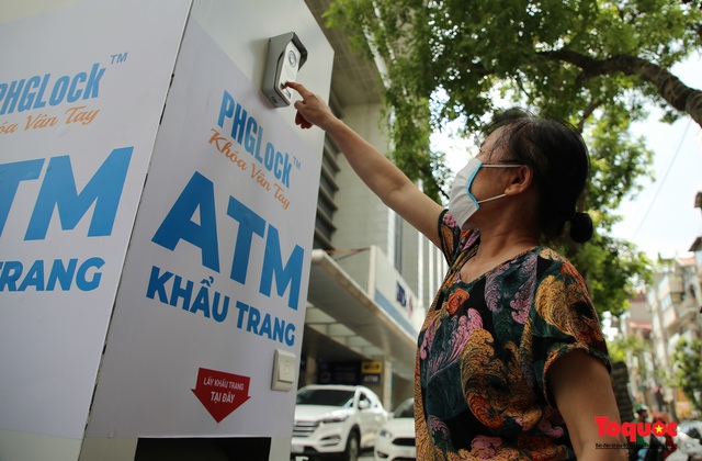 Hà Nội xuất hiện nhiều cây ATM khẩu trang miễn phí chung tay phòng dịch Covid -19 - Ảnh 5.