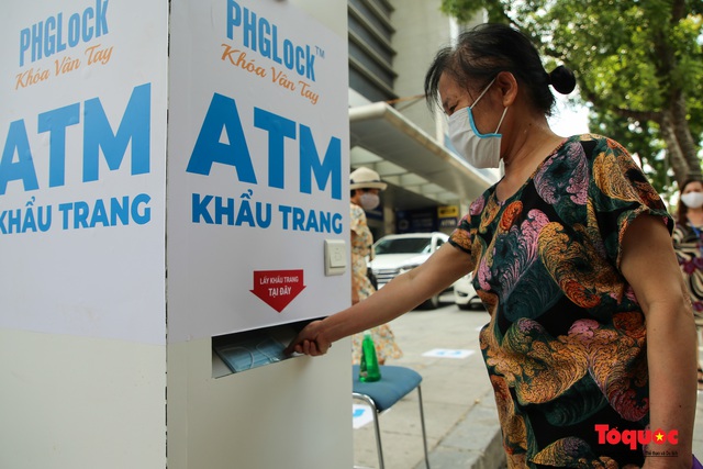 Hà Nội xuất hiện nhiều cây ATM khẩu trang miễn phí chung tay phòng dịch Covid -19 - Ảnh 6.