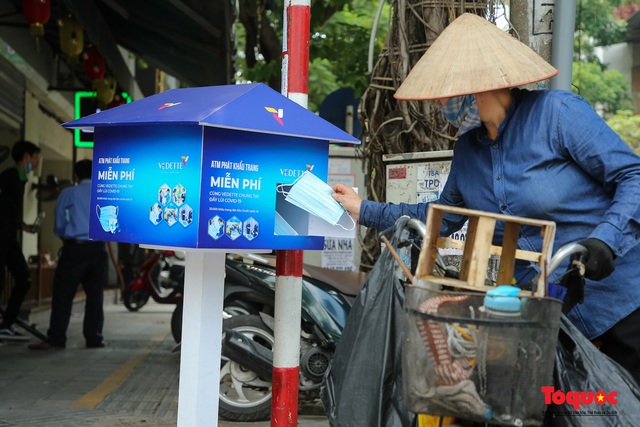 Hà Nội xuất hiện nhiều cây ATM khẩu trang miễn phí chung tay phòng dịch Covid -19 - Ảnh 11.