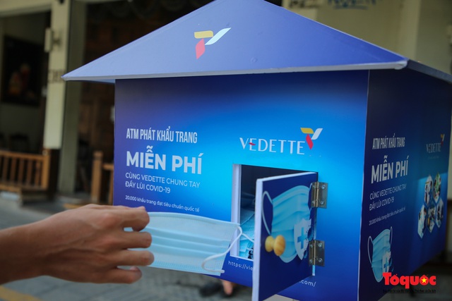 Hà Nội xuất hiện nhiều cây ATM khẩu trang miễn phí chung tay phòng dịch Covid -19 - Ảnh 12.