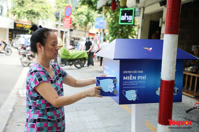 Hà Nội xuất hiện nhiều cây ATM khẩu trang miễn phí chung tay phòng dịch Covid -19 - Ảnh 15.