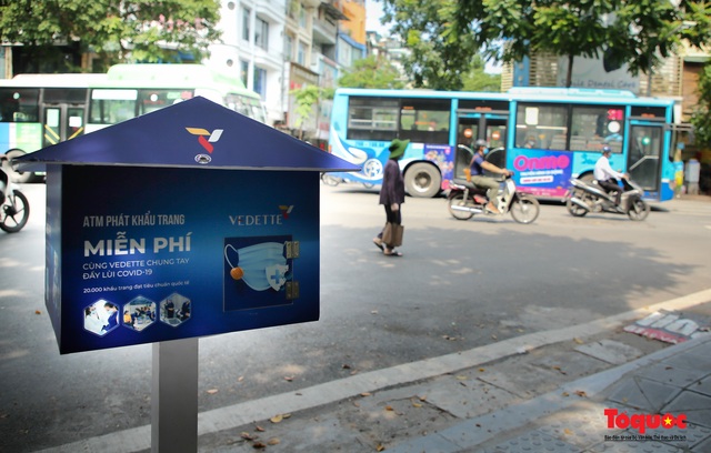 Hà Nội xuất hiện nhiều cây ATM khẩu trang miễn phí chung tay phòng dịch Covid -19 - Ảnh 10.