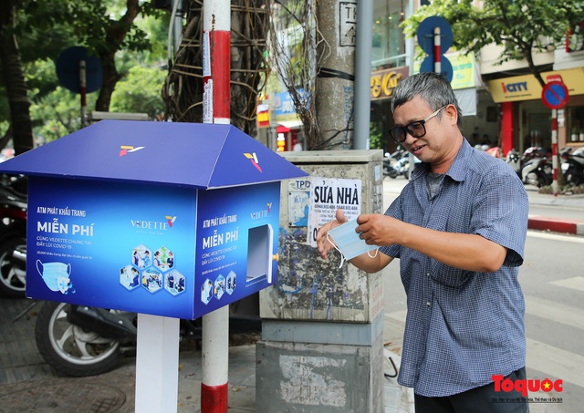 Hà Nội xuất hiện nhiều cây ATM khẩu trang miễn phí chung tay phòng dịch Covid -19 - Ảnh 18.
