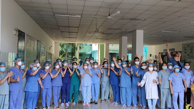 Xúc động y bác sĩ “vỡ òa hạnh phúc” giây phút Bệnh viện Đà Nẵng dỡ lệnh phong tỏa - Ảnh 4.
