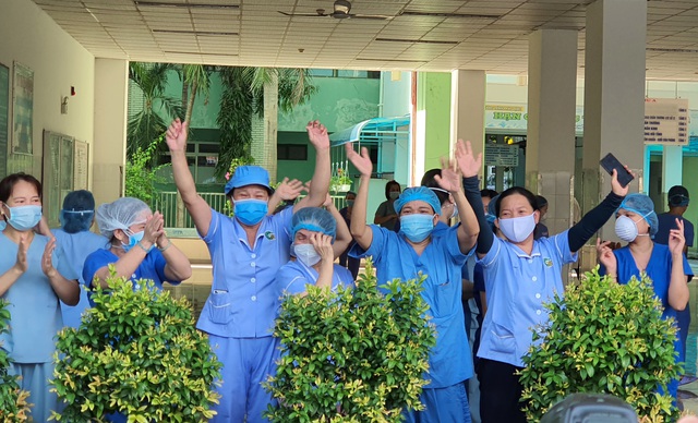 Xúc động y bác sĩ “vỡ òa hạnh phúc” giây phút Bệnh viện Đà Nẵng dỡ lệnh phong tỏa - Ảnh 5.