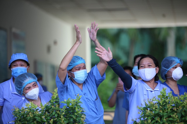 Xúc động y bác sĩ “vỡ òa hạnh phúc” giây phút Bệnh viện Đà Nẵng dỡ lệnh phong tỏa - Ảnh 6.