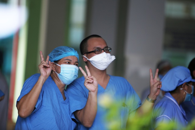 Xúc động y bác sĩ “vỡ òa hạnh phúc” giây phút Bệnh viện Đà Nẵng dỡ lệnh phong tỏa - Ảnh 9.