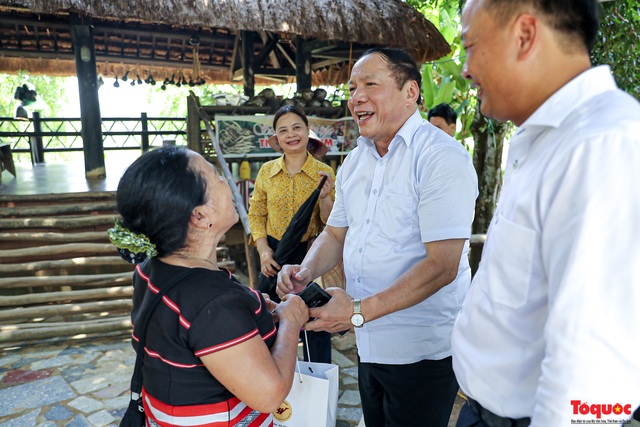 Thứ trưởng Bộ VHTTDL Nguyễn Văn Hùng thăm hỏi, động viên bà con dân tộc thiểu số đang gặp khó khăn do dịch Covid-19 - Ảnh 5.