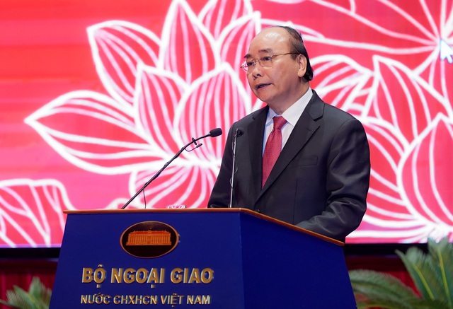 Thủ tướng Nguyễn Xuân Phúc: Mỗi cán bộ đối ngoại cần thường xuyên tu dưỡng trở thành người cán bộ vừa hồng, vừa chuyên - Ảnh 1.
