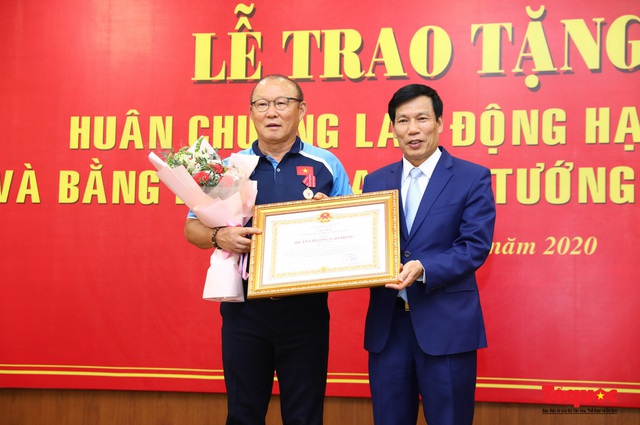 Ông Park Hang-seo trở thành HLV đầu tiên trong lịch sử bóng đá Việt Nam nhận Huân chương Lao động hạng Nhì - Ảnh 7.