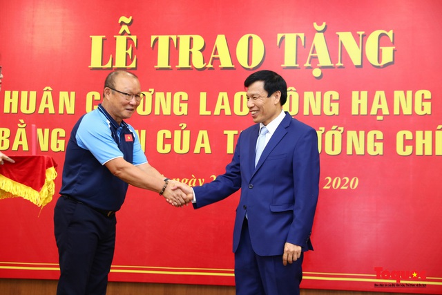 Ông Park Hang-seo trở thành HLV đầu tiên trong lịch sử bóng đá Việt Nam nhận Huân chương Lao động hạng Nhì - Ảnh 4.