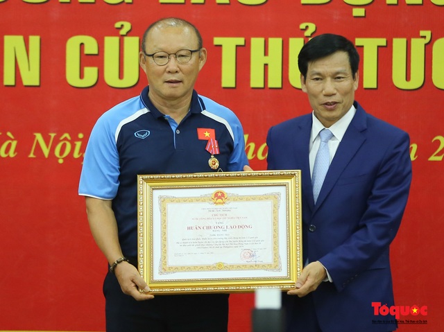 Ông Park Hang-seo trở thành HLV đầu tiên trong lịch sử bóng đá Việt Nam nhận Huân chương Lao động hạng Nhì - Ảnh 6.