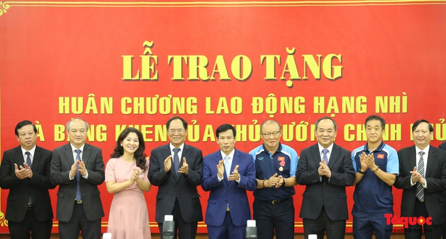 Ông Park Hang-seo trở thành HLV đầu tiên trong lịch sử bóng đá Việt Nam nhận Huân chương Lao động hạng Nhì - Ảnh 13.