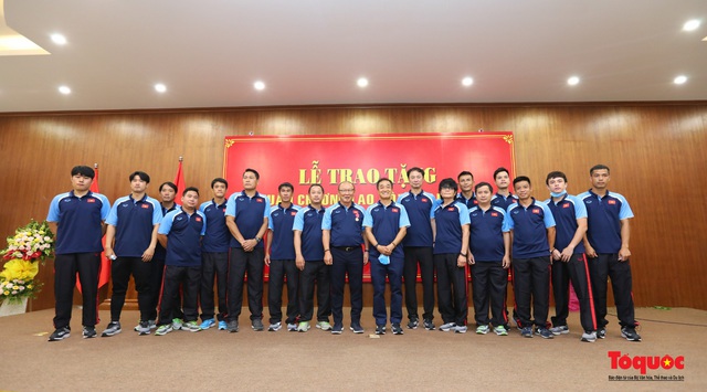 Ông Park Hang-seo trở thành HLV đầu tiên trong lịch sử bóng đá Việt Nam nhận Huân chương Lao động hạng Nhì - Ảnh 14.