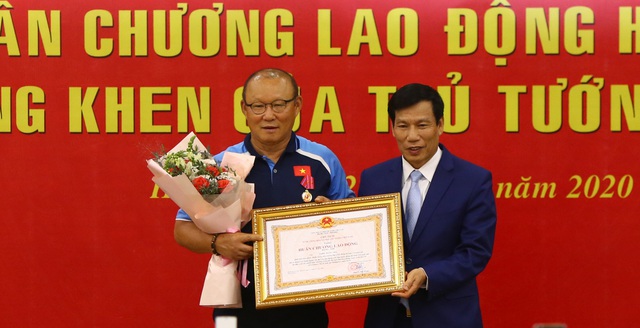 Bộ trưởng Bộ VHTTDL Nguyễn Ngọc Thiện trao huân chương Lao động hạng Nhì cho HLV Park Hang-seo - Ảnh 1.