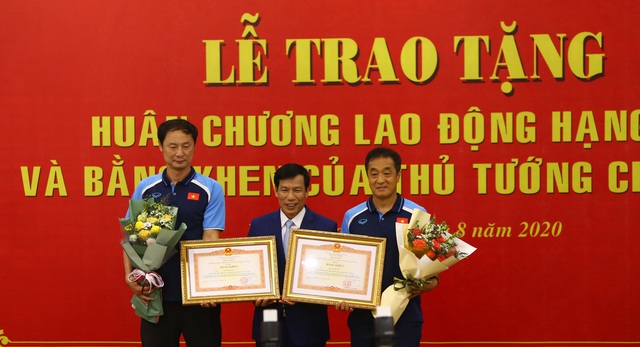 Bộ trưởng Bộ VHTTDL Nguyễn Ngọc Thiện trao huân chương Lao động hạng Nhì cho HLV Park Hang-seo - Ảnh 2.